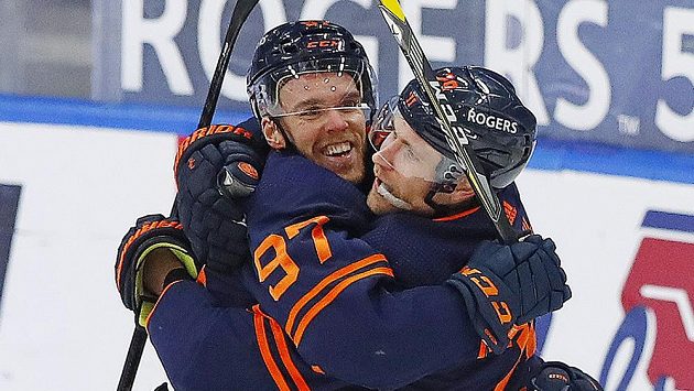 Hokejista Edmontonu Oilers Connor McDavid oslavuje svůj 100. bod v sezoně s útočníkem Leonem Draisaitlem. Hokejista Edmontonu Oilers Connor McDavid oslavuje svůj 100. bod v sezoně s útočníkem Leonem Draisaitlem.