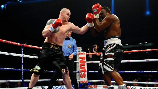 Ondřej Pála v duelu s Dereckem Chisorou. Ondřej Pála v duelu s Dereckem Chisorou.