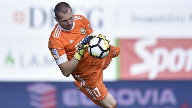 Brankář Zlína Stanislav Dostál v akci během utkání 5. kola první fotbalové ligy v Jablonci. Brankář Zlína Stanislav Dostál v akci během utkání 5. kola první fotbalové ligy v Jablonci.