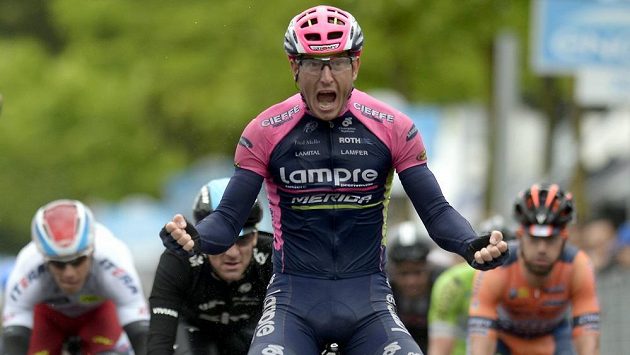 Italský cyklista Sacha Modolo se raduje z vítězství 13. etapy Giro d'Italia. Italský cyklista Sacha Modolo se raduje z vítězství 13. etapy Giro d'Italia.