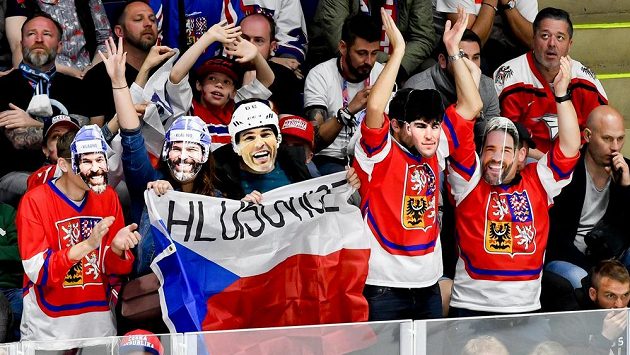 Čeští fanoušci v maskách Jaromíra Jágra při utkání s Rakouskem. Čeští fanoušci v maskách Jaromíra Jágra při utkání s Rakouskem.
