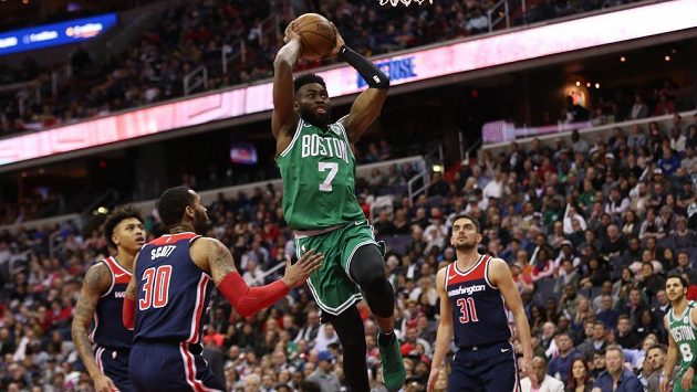 Tomáš Satoranský (31) z Washingtonu přihlíží, jak Jaylen Brown (7) z Bostonu prošel obranou Wizard a smečuje. Tomáš Satoranský (31) z Washingtonu přihlíží, jak Jaylen Brown (7) z Bostonu prošel obranou Wizard a smečuje.
