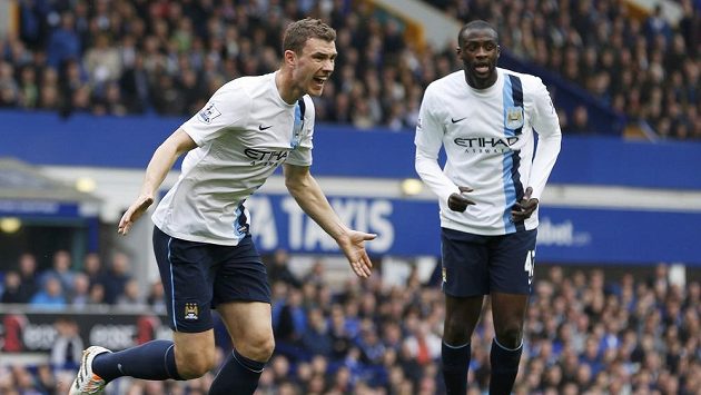Útočník Manchesteru City Edin Džeko se raduje z branky proti Evertonu. Útočník Manchesteru City Edin Džeko se raduje z branky proti Evertonu.