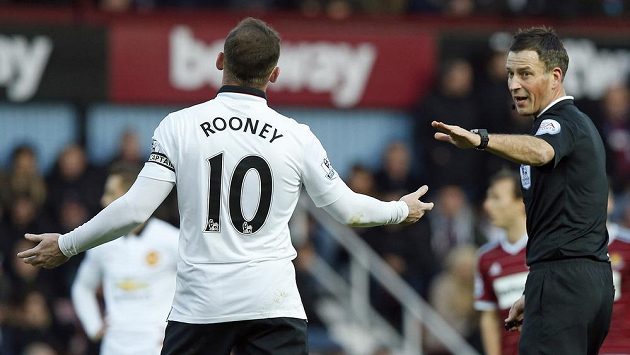 Rozhodčí Mark Clattenburg domlouvá útočníkovi Manchesteru United Rooneymu během utkání proti West Hamu. Rozhodčí Mark Clattenburg domlouvá útočníkovi Manchesteru United Rooneymu během utkání proti West Hamu.
