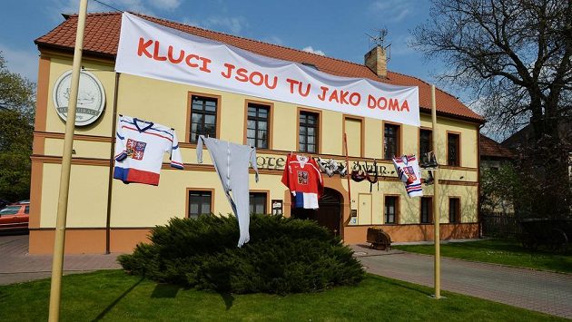 Pražský hotel Selský Dvůr, kde bude během mistrovství světa v ledním hokeji ubytována česká reprezentace. Pražský hotel Selský Dvůr, kde bude během mistrovství světa v ledním hokeji ubytována česká reprezentace.