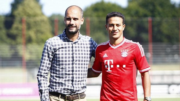 Pep Guardiola se svým oblíbencem Thiagem Alcantarem. Teď oba čeká pikantní souboj s Barcelonou, odkud do Mnichova přišli. Pep Guardiola se svým oblíbencem Thiagem Alcantarem. Teď oba čeká pikantní souboj s Barcelonou, odkud do Mnichova přišli.