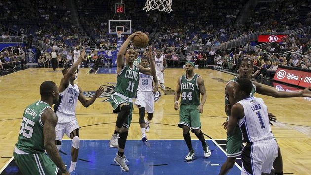 Courtney Lee z Bostonu střílí koš v utkání s Orlandem. Courtney Lee z Bostonu střílí koš v utkání s Orlandem.