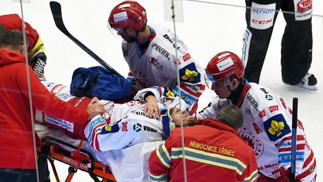 Zraněný třinecký útočník Ján Sykora opouští led na nosítkách. Zraněný třinecký útočník Ján Sykora opouští led na nosítkách.