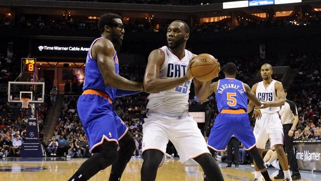 Strůjcem úspěchu Bobcats byl pivot Al Jefferson (vravo) s 35 body a osmi doskoky. Strůjcem úspěchu Bobcats byl pivot Al Jefferson (vravo) s 35 body a osmi doskoky.