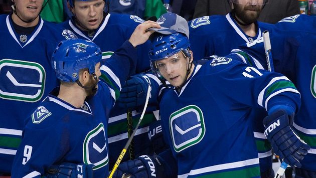 Český útočník Radim Vrbata přijímá gratulace od spoluhráčů z Vancouveru během utkání s Buffalem. Český útočník Radim Vrbata přijímá gratulace od spoluhráčů z Vancouveru během utkání s Buffalem.