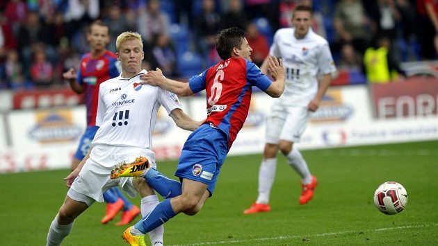 Václav Pilař z Plzně (vpravo) a Michal Frydrych z Baníku v utkání 8. kola Synot ligy.. Václav Pilař z Plzně (vpravo) a Michal Frydrych z Baníku v utkání 8. kola Synot ligy..