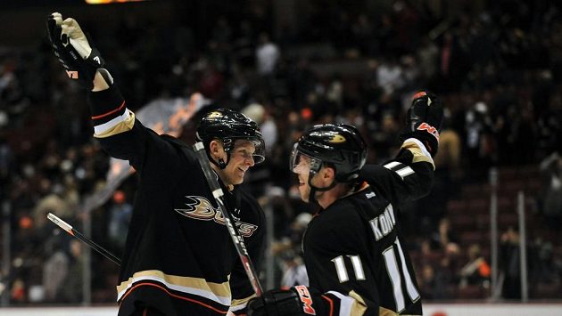 Útočníci Anaheimu Corey Perry (vlevo) a Saku Koivu slaví gól proti New Yorku Islanders. Útočníci Anaheimu Corey Perry (vlevo) a Saku Koivu slaví gól proti New Yorku Islanders.