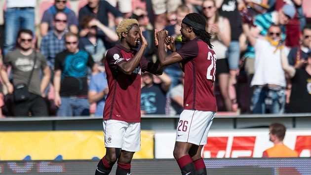 Fotbalisté Sparty Praha Tiémoko Konaté (vlevo) a Costa oslavují gól proti Liberci. Fotbalisté Sparty Praha Tiémoko Konaté (vlevo) a Costa oslavují gól proti Liberci.