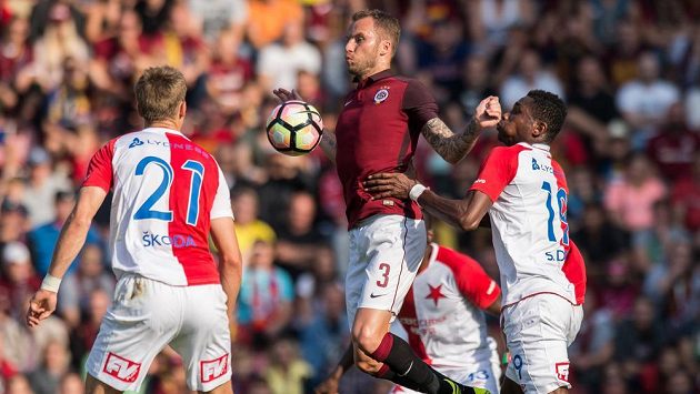 Michal Kadlec (uprostřed) v presu slávistů. Pod stejným tlakem je teď v lize i jeho Sparta... Michal Kadlec (uprostřed) v presu slávistů. Pod stejným tlakem je teď v lize i jeho Sparta...