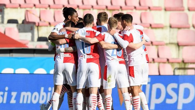 Fotbalisté Slavie Praha oslavují gól na 2:0 během semifinále MOL Cupu na Spartě. Fotbalisté Slavie Praha oslavují gól na 2:0 během semifinále MOL Cupu na Spartě.