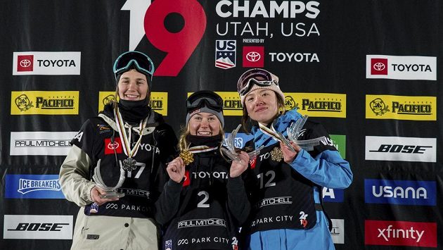 První trio ze závodu žen na MS v akrobatickém lyžování v disciplíně Big Air. Zleva druhá Američanka Julia Krassová, uprostřed vítězná Francouzka Tess Ledeuxová a napravo třetí Britka Isabel Atkinová. První trio ze závodu žen na MS v akrobatickém lyžování v disciplíně Big Air. Zleva druhá Američanka Julia Krassová, uprostřed vítězná Francouzka Tess Ledeuxová a napravo třetí Britka Isabel Atkinová.