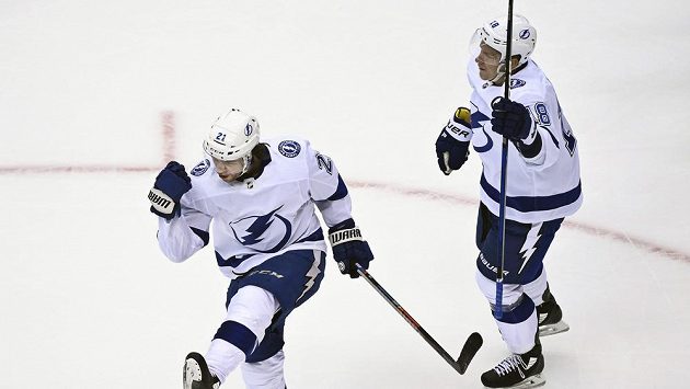 Tampa Bay Lightning slaví. Brayden Point (21) vstřelil gól do sítě Bostonu, gratulovat mu spěchá český útočník Odnřej Palát(18), jenž u trefy asistoval. Tampa Bay Lightning slaví. Brayden Point (21) vstřelil gól do sítě Bostonu, gratulovat mu spěchá český útočník Odnřej Palát(18), jenž u trefy asistoval.