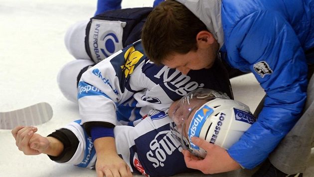Zraněný plzeňský útočník Jan Schleiss. Zraněný plzeňský útočník Jan Schleiss.