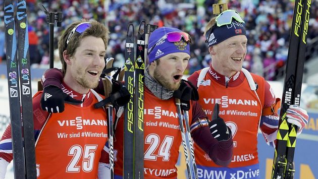 Rus Maxim Cvetkov (uprostřed) vyhrál závod s hromadným startem v Ťumeni. Po závodě pózoval po boku Norů, vlevo druhý Erlend Bjöntegaard, vpravo třetí Johannes Thingnes Bö. Rus Maxim Cvetkov (uprostřed) vyhrál závod s hromadným startem v Ťumeni. Po závodě pózoval po boku Norů, vlevo druhý Erlend Bjöntegaard, vpravo třetí Johannes Thingnes Bö.