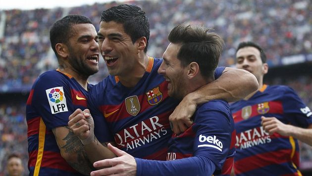 Útočník Barcelony Luis Suárez (uprostřed) se raduje z branky. Útočník Barcelony Luis Suárez (uprostřed) se raduje z branky.
