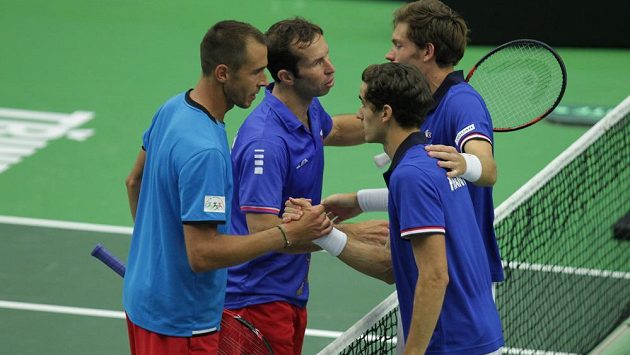 Nicolas Mahut (vpravo) a Pierre-Hugues Herbert z Francie po výhře v deblu nad Lukášem Rosolem (vlevo) a Radkem Štěpánkem. Nicolas Mahut (vpravo) a Pierre-Hugues Herbert z Francie po výhře v deblu nad Lukášem Rosolem (vlevo) a Radkem Štěpánkem.