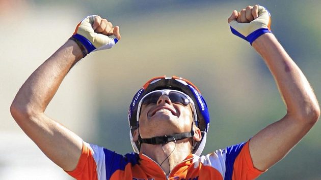 Španělský cyklista Luis Léon Sánchez se raduje z vítězství etapy na Tour. Španělský cyklista Luis Léon Sánchez se raduje z vítězství etapy na Tour.