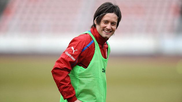 Záložník Tomáš Rosický během tréninku české fotbalové reprezentace před utkáním s Norskem. Záložník Tomáš Rosický během tréninku české fotbalové reprezentace před utkáním s Norskem.