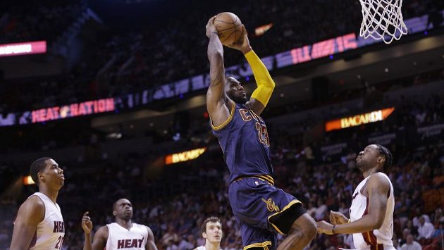 Basketbalista Clevelandu Cavaliers LeBron James (23) napřahuje ke smeči v utkání proti Miami Heat. Basketbalista Clevelandu Cavaliers LeBron James (23) napřahuje ke smeči v utkání proti Miami Heat.