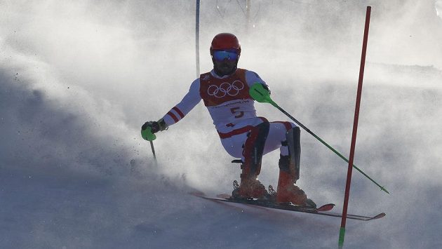 Rakušan Marcel Hirscher v prvním kole olympijského slalomu chyboval a musí na zlato zapomenout. Úvodní jízdu totiž nedokončil. Rakušan Marcel Hirscher v prvním kole olympijského slalomu chyboval a musí na zlato zapomenout. Úvodní jízdu totiž nedokončil.