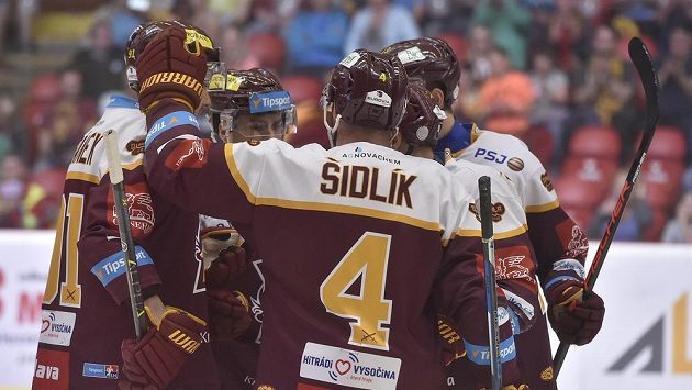 Radost jihlavských hráčů v závěrečném barážovém duelu proti Karlovým Varům. Radost jihlavských hráčů v závěrečném barážovém duelu proti Karlovým Varům.