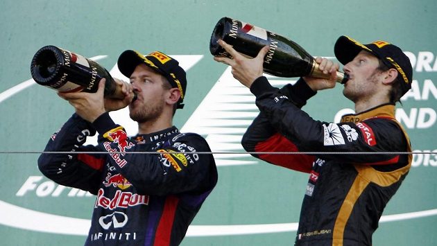 Sebastian Vettel a Mark Webber pijí šampaňské po vítězství v Suzuce. Oslavu Vettlova celkového titulu ale museli odložit. Sebastian Vettel a Mark Webber pijí šampaňské po vítězství v Suzuce. Oslavu Vettlova celkového titulu ale museli odložit.