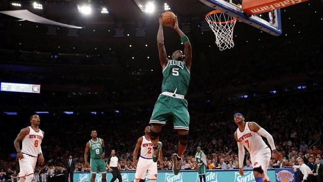 Důležitou roli sehrál bostonský Kevin Garnett s 16 body a 18 doskoky. Důležitou roli sehrál bostonský Kevin Garnett s 16 body a 18 doskoky.