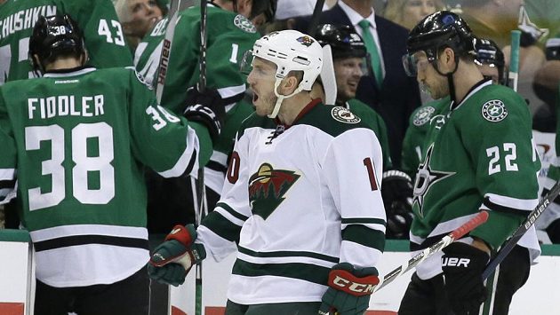 Jordan Schroeder (10) z Minnesoty se raduje z gólu proti Dallasu, na snímku dále Vernon Fiddler (38) a Colton Sceviour (22). Jordan Schroeder (10) z Minnesoty se raduje z gólu proti Dallasu, na snímku dále Vernon Fiddler (38) a Colton Sceviour (22).