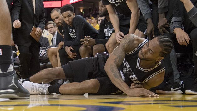 Zraněný Kawhi Leonard ze San Antonia na palubovce. Zraněný Kawhi Leonard ze San Antonia na palubovce.