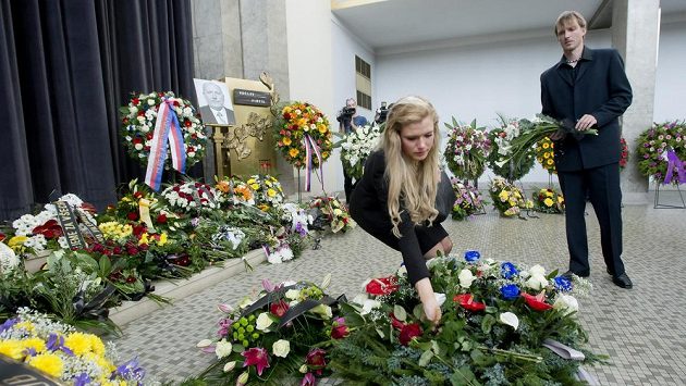 Gabriela Soukalová a šéftrenér české biatlonové reprezentace Ondřej Rybář na pohřbu zesnulého předsedy svazu Václava Fiřtíka. Gabriela Soukalová a šéftrenér české biatlonové reprezentace Ondřej Rybář na pohřbu zesnulého předsedy svazu Václava Fiřtíka.