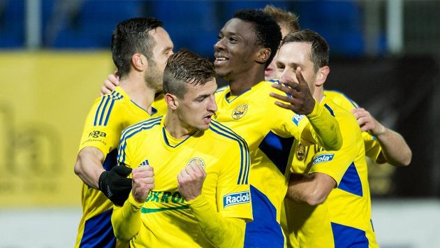 Vukadin Vukadinovič (vpředu) bude i na jaře působit ve Zlíně, klub ho do Slavie nepustil Vukadin Vukadinovič (vpředu) bude i na jaře působit ve Zlíně, klub ho do Slavie nepustil
