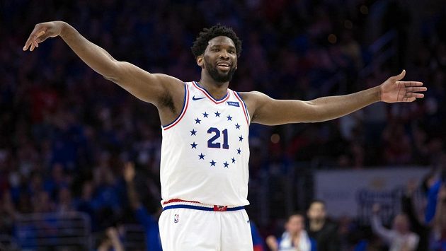 Basketbalista Philadelphie 76ers Joel Embiid (21) během třetího utkání série proti Toronto Raptors. Basketbalista Philadelphie 76ers Joel Embiid (21) během třetího utkání série proti Toronto Raptors.