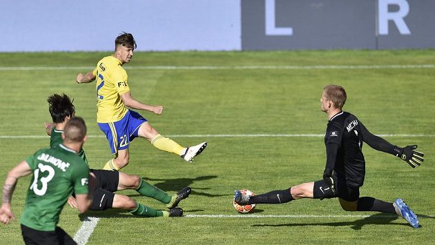Zleva Michailo Cmiljanovič z Příbrami, Jaroslav Tregler z Příbrami, Lukáš Bartošák ze Zlína a brankář Příbrami Martin Melichar. Zleva Michailo Cmiljanovič z Příbrami, Jaroslav Tregler z Příbrami, Lukáš Bartošák ze Zlína a brankář Příbrami Martin Melichar.