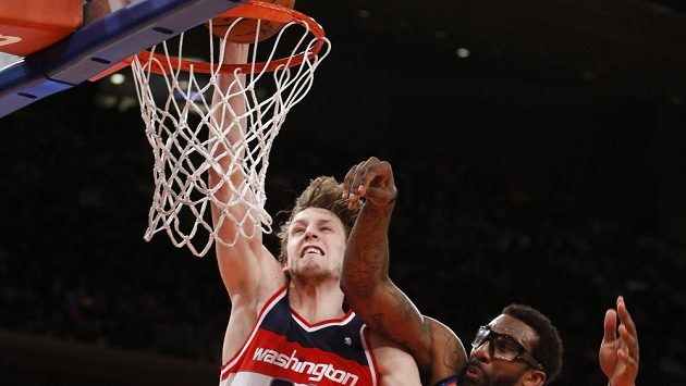 Basketbalista Jan Veselý v duelu s New Yorkem. Basketbalista Jan Veselý v duelu s New Yorkem.