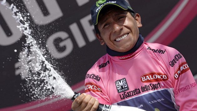Kolumbijec Nairo Quintana oslavuje vítězství na Giro d'Italia. Kolumbijec Nairo Quintana oslavuje vítězství na Giro d'Italia.