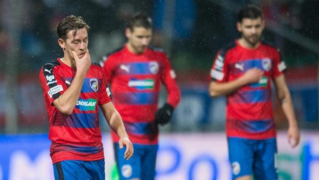 Plzeňský záložník Patrik Hrošovský opouští se spoluhráči trávník v Mladé Boleslavi. Plzeňský záložník Patrik Hrošovský opouští se spoluhráči trávník v Mladé Boleslavi.