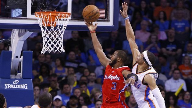 Basketbalista Los Angeles Clippers Chris Paul (3) zakončuje přes bránícího Russella Westbrooka z Oklahomy. Basketbalista Los Angeles Clippers Chris Paul (3) zakončuje přes bránícího Russella Westbrooka z Oklahomy.