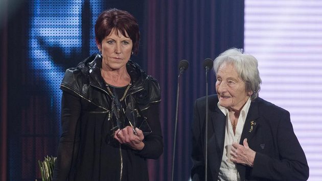 Jarmila Kratochvílová (vlevo) se stala sportovní legendou. Ocenění jí předala olympijská vítězka v hodu oštěpem Dana Zátopková. Jarmila Kratochvílová (vlevo) se stala sportovní legendou. Ocenění jí předala olympijská vítězka v hodu oštěpem Dana Zátopková.