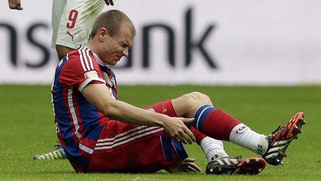 Stoper Bayernu Mnichov Holger Badstuber v duelu se Stuttgartem. Stoper Bayernu Mnichov Holger Badstuber v duelu se Stuttgartem.