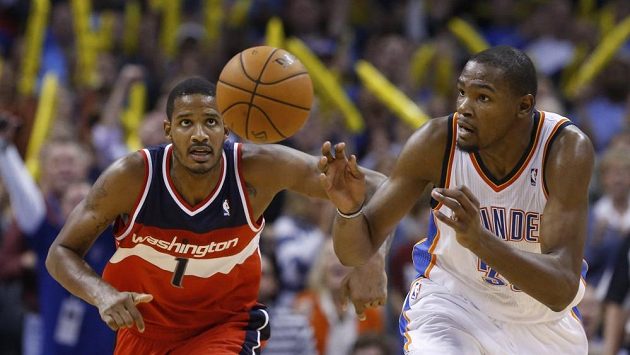 Velký díl na výhře Oklahomy měl Kevin Durant (vpravo). Velký díl na výhře Oklahomy měl Kevin Durant (vpravo).