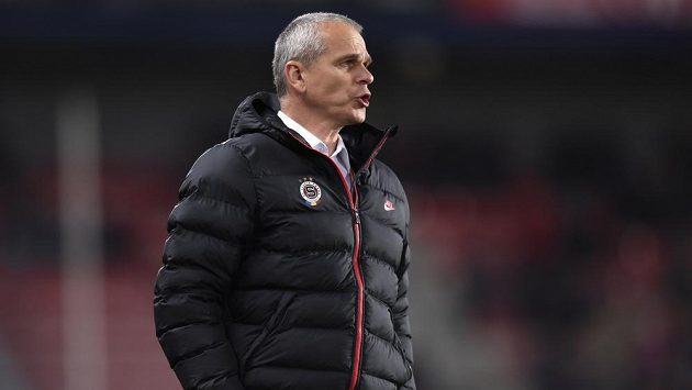 Trenér Sparty Praha Vítězslav Lavička během utkání proti Dukle. Trenér Sparty Praha Vítězslav Lavička během utkání proti Dukle.