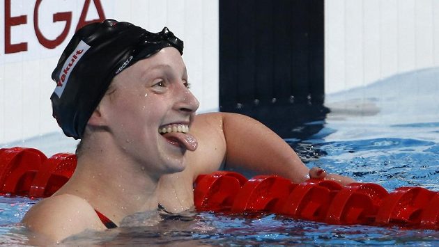 Katie Ledecká z USA se raduje ze zlata na trati 400 m volným způsobem. Katie Ledecká z USA se raduje ze zlata na trati 400 m volným způsobem.