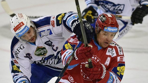 Zleva útočník Brna Leoš Čermák a třinecký útočník Jiří Polanský. Zleva útočník Brna Leoš Čermák a třinecký útočník Jiří Polanský.