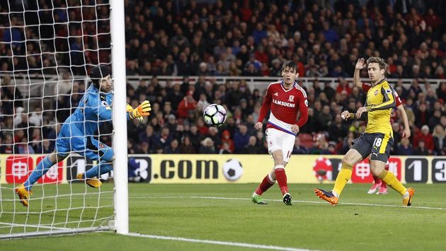 Brankář Arsenalu Petr Čech inkasuje gól, který ale pro ofsajd neplatil. Brankář Arsenalu Petr Čech inkasuje gól, který ale pro ofsajd neplatil.