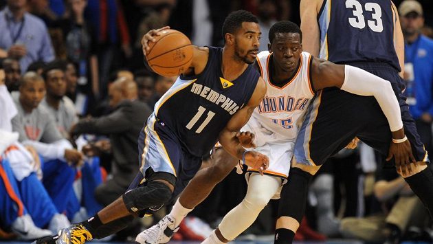 Mike Conley (vlevo) se stal hrdinou Grizzlies v duelu na palubovce Oklahomy. Mike Conley (vlevo) se stal hrdinou Grizzlies v duelu na palubovce Oklahomy.